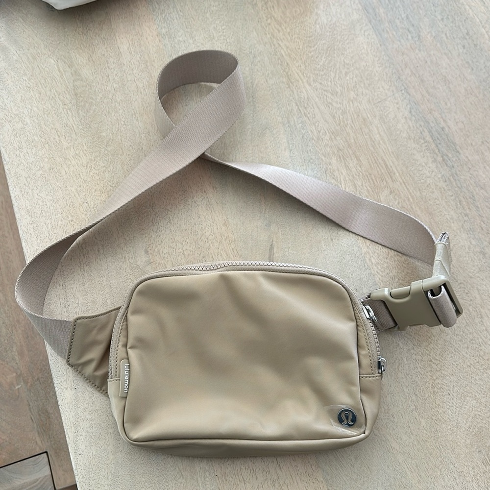 Lululemon 2L belt bag
